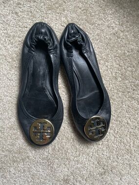 Tory Burch Reva Black Leather Ballet Flats Gold Logo Sz 6 Good Condition